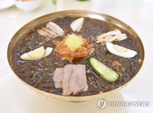 평양 옥류관 냉면 (평양 교도=연합뉴스) 북한의 오래된 유명 평양냉면집인 옥류관이 2018년 9월 남북정상회담 특수를 누리고 있다. 사진은 옥류관이 손님에게 내놓는 평양냉면.
