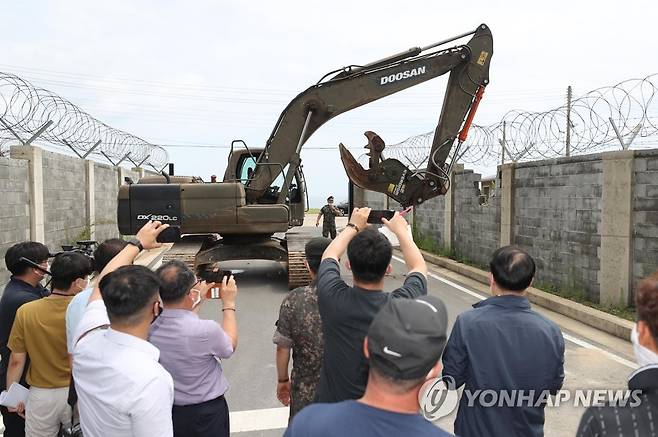 철거되는 포항 화진훈련장 철조망 (포항=연합뉴스) 김현태 기자 = 12일 오후 경북 포항 북구 송라면에 위치한 육군 50사단 화진훈련장에서 군 소속 중장비가 훈련장 일반인 개방을 위한 철조망 철거작업을 하고 있다. 2020.8.12 mtkht@yna.co.kr