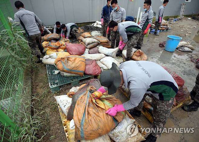 가득 쌓인 장어 폐사체 (남원=연합뉴스) 나보배 기자 = 마을이 침수됐던 전북 남원시 금지면 하도마을에 있는 한 장어 양만장에서 12일 오후 국군 장병들이 폐사한 장어 처리를 돕고 있다. 2020.8.12 warm@yna.co.kr