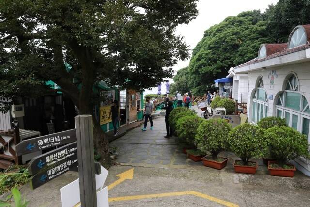 8월4일 지심도를 찾은 관광객들이 섬을 둘러보고 있다.