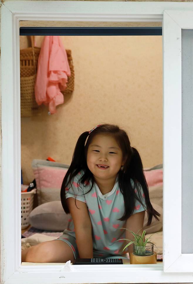 최은비(8)는 지심도의 유일한 어린이다. 섬에서 나고 자라 외할아버지, 외할머니, 아빠, 엄마까지 3대가 함께 사는 은비는 “손안에 다 안 들어올 정도로 많은 반딧불이를 볼 수 있는 지심도가 좋다”고 했다.