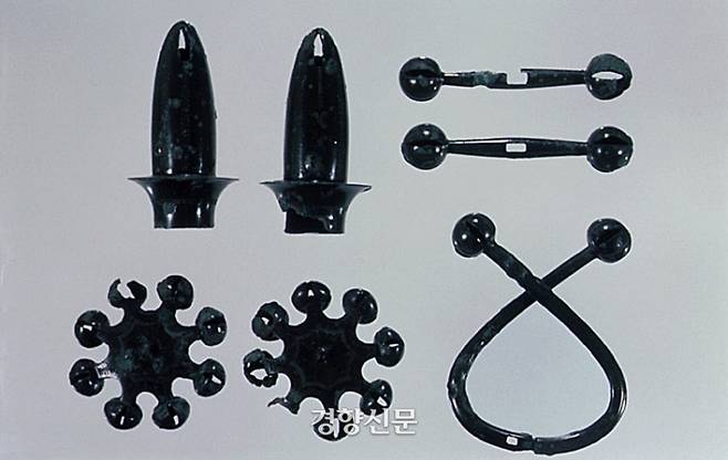 국보 146호 청동방울 일괄. 논산훈련소 군인들이 1960년대 국보 141호 정문경과 같은 곳에서 수습했지만 중간상인을 거치는 과정에서 이산가족이 됐다는 후일담이 있다. 정문경은 숭실대에, 청동방울 일괄유물은 호암미술관(리움 미술관)에 각각 팔렸다고 한다. |리움 미술관 소장