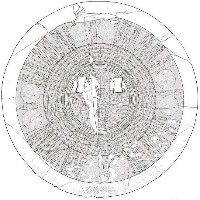 국보 141호 정문경의 도안. 내구와 중구, 외구 등 3개의 구획 안에 중심이 같은 동심원들과 1만3000여개의 선(線)이 그려져 있다. 선의 간격은 0.3~0.34㎜, 원의 간격은 0.33~0.55㎜에 불과하다. 청동기 시대판 나노기술이라 할 수 있다. |숭실대 기독교박물관 제공