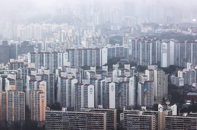 여의도 63빌딩에서 내려다 본 용산, 마포구 일대 아파트. 대통령이 직접 부동산 시장이 진정되고 있다고 밝혔지만, 민간부동산 정보제공 업체에선 서울 아파트 평균 매매가격이 처음으로 10억원을 돌파했다고 집계했다. [연합]