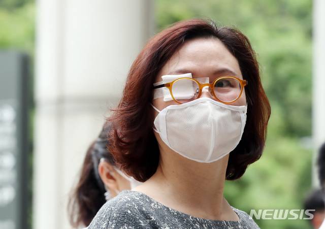 [서울=뉴시스] 고승민 기자 = 정경심 동양대 교수가 13일 서울중앙지방법원에서 열린 24차 공판에 출석하고 있다. 2020.08.13.kkssmm99@newsis.com