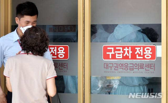 [대구=뉴시스] 이무열 기자 = 중증열성혈소판감소증후군(SFTS) 감염 검사를 받은 경북대병원 의료진 8명 중 4명이 음성 판정을 받았다. 경북대병원은 "심정지 환자에 대한 심폐소생(CPR) 중 응급치료에 투입된 의료진 13명 중 5명이 SFTS 확진 판정을 받은 가운데 나머지 8명에 대한 검사 결과 4명이 음성 판정을 받았다"고 밝혔다. 사진은 13일 오전 대구경북대학교병원. 2020.08.13.lmy@newsis.com