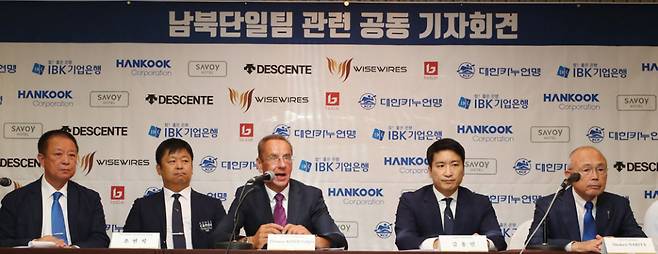 2018년 8월 김용빈 한국홀딩스 회장(왼쪽 네 번째)이 대한카누연맹회장 자격으로 대한카누연맹 카누용선 남북 탐일팀 관련 공동기자회견에 참석한 모습 ⓒ연합뉴스