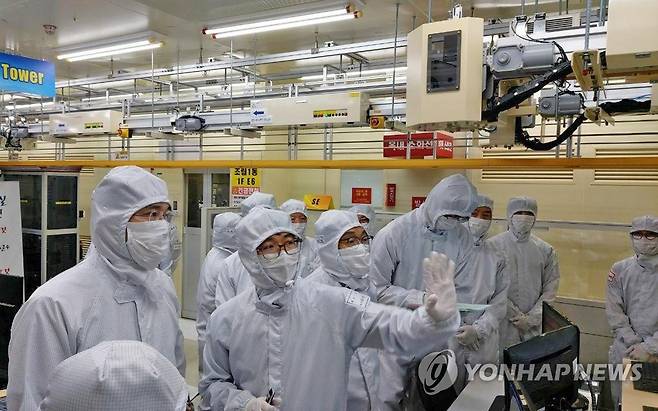 반도체 패키징 라인 살펴보는 이재용 부회장 [삼성전자 제공. 재판매 및 DB 금지]