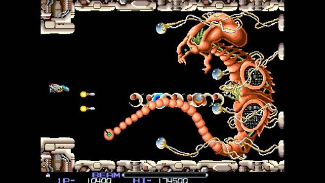 (촉수 같은 긴 꼬리가 주인공 기체를 공격해온다..)