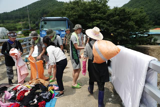 2017년 청주 방문 당시 건조된 옷가지를 들고 이동하는 김 여사 모습으로 가까운 거리에서 광각렌즈로 촬영됐다.