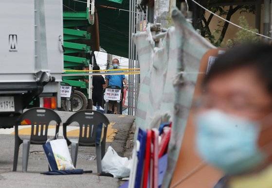 14일 오후 신종 코로나바이러스 감염증(코로나19) 집단발병이 발생한 서울 성북구 사랑제일교회 입구가 폐쇄되어 있다. 서울시는 이날 성북구 사랑제일교회에 대해 시설 폐쇄 조치를 내렸다. 연합뉴스