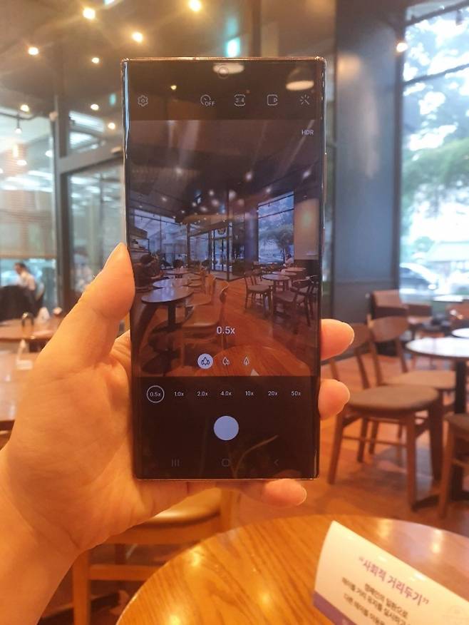 ▲광각 모드를 선택하면 50배줌까지 확대할 수 있는 갤럭시노트20 울트라. /사진=구현화 기자&nbsp;