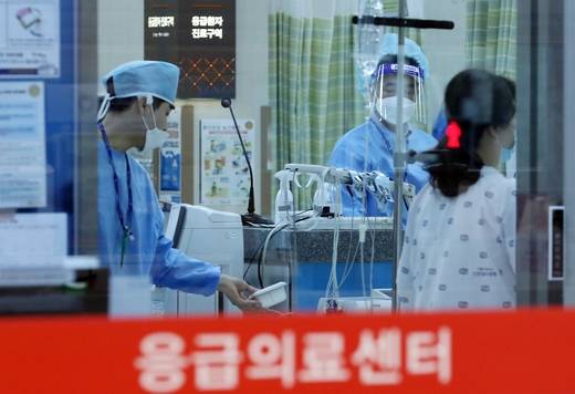 정부의 의대 정원 확대 발표에 의료계가 극렬히 저항하고 있다. 코로나19 사태라는 엄중한 상황에서 의대 정원 확대를 반대하는 의사들은 집단휴진에 나섰다. 의료계는 무작정 의사 수만 늘리는 게 정답은 아니라고 지적한다. /사진=뉴시스 이종철 기자