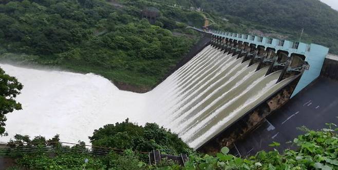 방류 중인 섬진강 댐의 모습.(사진=임실군 제공)