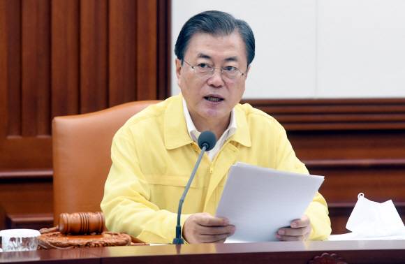 - 문재인 대통령이 11일 오전 정부서울청사에서 열린 집중호우 긴급점검회의에서 모두 발언을 하고 있다. 2020. 8. 11 도준석 기자pado@seoul.co.kr