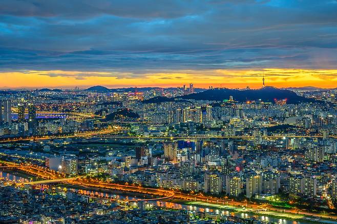전망대에서 본 중랑천과 남산 일대의 야경과 노을