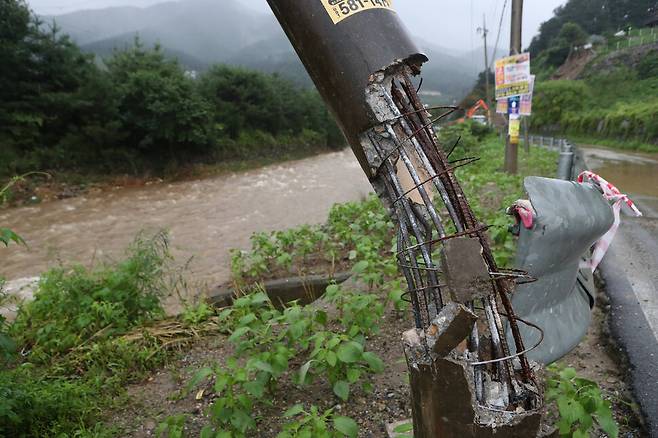 지난 4일 경기도 가평군 상면에서 전신주가 산사태로 구부러져 있다. 연합뉴스