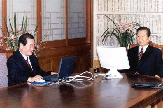 김대중 대통령은 재임 시절 수시로 이종찬 국정원장의 대면 보고를 받았다.[중앙포토]