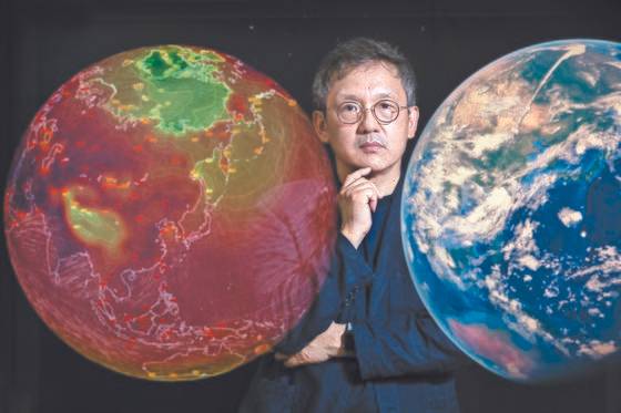 조천호 교수가 푸른 지구와 뜨거워진 지구 사이에 섰다. 붉은색은 온실가스가 저감되지 않을 경우 2100년 지구의 평균기온을 나타낸 것이다. 색깔이 붉을수록 기온이 높다. 조 교수는 ’온실가스를 줄이면 막을 수 있는 일“이라고 말했다. 박종근 기자