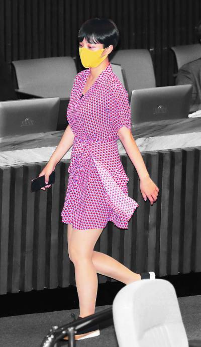 분홍색 원피스를 입은 정의당 류호정 의원이 지난 4일 서울 여의도 국회에서 열린 본회의에서 잠시 퇴장하고 있다. 관습화된 정장 스타일 대신 원피스를 선택한 류 의원의 이날 등원 복장은 논란에 휩싸였다. 연합뉴스