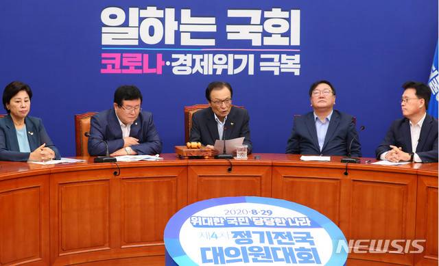 [서울=뉴시스] 장세영 기자 = 이해찬 더불어민주당 대표가 14일 서울 여의도 국회에서 열린 더불어민주당 최고위원회의에 참석해 현안관련 발언을 하고 있다. 2020.08.14.   photothink@newsis.com