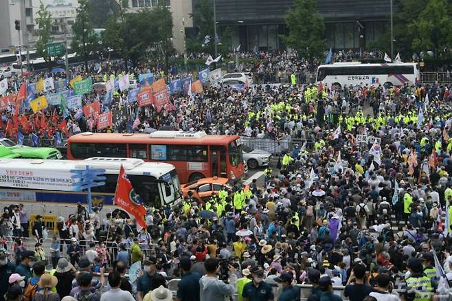 보수단체 집회 참가자들이 15일 오전 서울 종로구 광화문광장에서 8·15 광복절 맞아 집회를 하기 위해 모여들고 있다. (사진=이한형 기자)