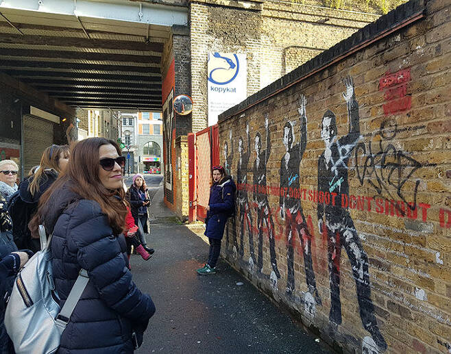 세계 각국의 관광객이 찾아오는 뱅크시의 런던 벽화.