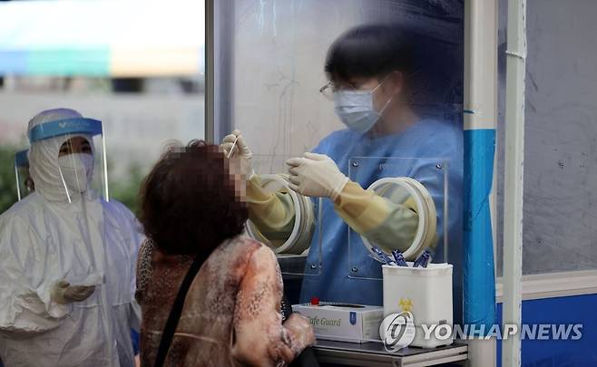 코로나19 검사받는 시민들 (서울=연합뉴스) 김인철 기자 = 14일 서울 중구 통일시장 앞에 마련된 신종 코로나바이러스감염증(코로나19) 임시선별진료소에서 시민이 검사를 받고 있다.      서울시는 통일상가에서 의류도매업을 하는 상인 부부 2명이 지난 12일 신종 코로나바이러스 감염증(코로나19) 확진 판정을 받았다고 13일 밝혔다. 2020.8.14 yatoya@yna.co.kr