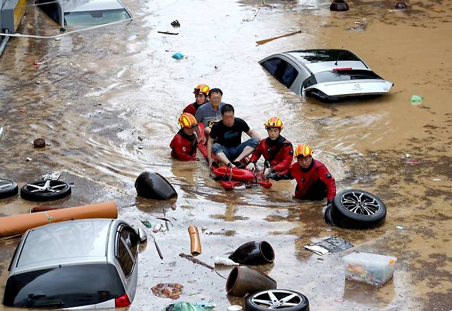 물에 잠긴 아파트에서 빠져나오는 주민들 김준범 기자