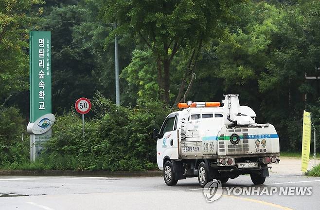 분주하게 움직이는 방역차 (양평=연합뉴스) 홍기원 기자 = 신종 코로나바이러스 감염증(코로나19) 집단감염이 발생한 경기도 양평군 서종면 일대에서 15일 오후 방역차가 분주하게 움직이고 있다. 2020.8.15 xanadu@yna.co.kr