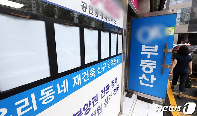 사진은 지난 11일 서울 강남구 부동산 중개업소 매물 정보란이 전셋값 폭등 및 전세 품귀 현상으로 비어있는 모습. © News1 이동해 기자