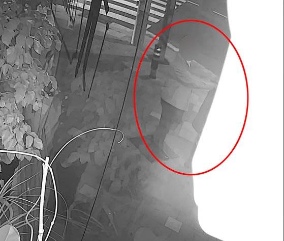 지난 6월 1일 오후 11시 20분쯤 부산 부산진구 양정동 한 인도 횡단보도에서 부산지검 A부장검사가 한 여성에게 다가가고 있는 장면이 찍힌 CCTV 화면. [연합뉴스]