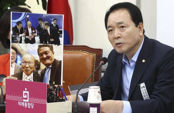 미래통합당 성일종 의원이 지난 7월 9일 국회에서 열린 비상대책위원회에서 문재인 대통령과 옵티머스 이혁진 전 대표와의 사진들을 보여 주며 관련 의혹에 대한 해명을 요구하고 있다. [중앙포토]