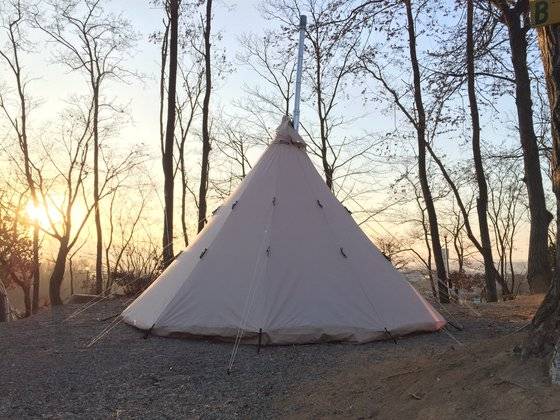 숲 속 캠핑장에서 맞이하는 노을. 윤경희 기자