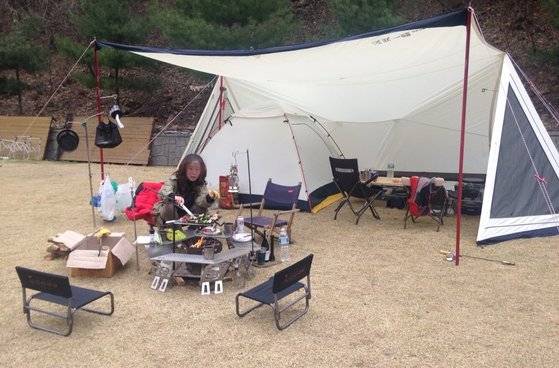 1박을 하고 난 아침. 캠핑에선 아침부터 밤까지 뭐든 굽고 먹는다. 윤경희 기자