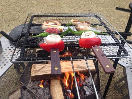 신선한 재료를 슥슥 꼬치에 꿰어 구워 먹는 장작 꼬치구이. 윤경희 기자