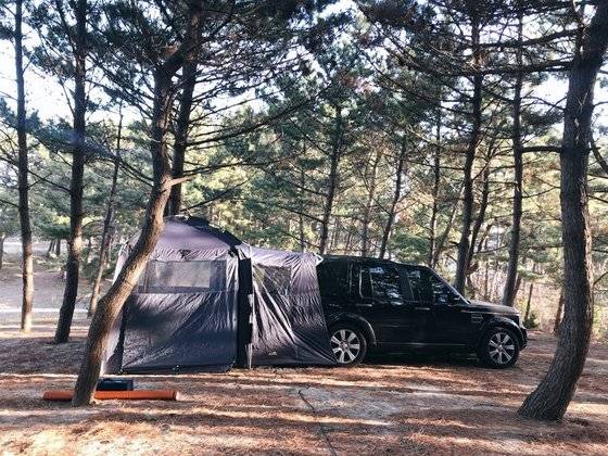 SUV 차량 뒤편에 후방 쉘터 텐트를 설치한 모습. 쉘터에선 식사 등 생활을 하고, 잠은 차 안에서 잔다. 윤경희 기자