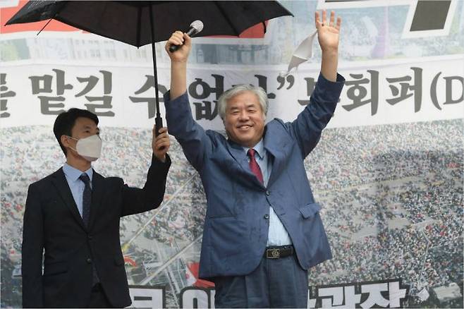 전광훈 목사가 15일 오후 서울 종로구 동화면세점 앞에서 열린 보수단체 광복절 집회에 참석하고 있다. 이한형기자