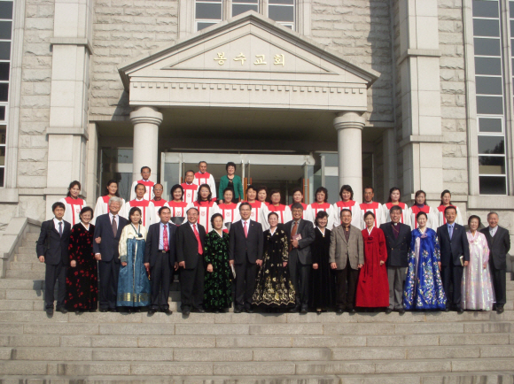 2011년 8월 북한 평양 봉수교회에서 남북 개신교 관계자들이 기념촬영을 하는 모습.서울신문 DB