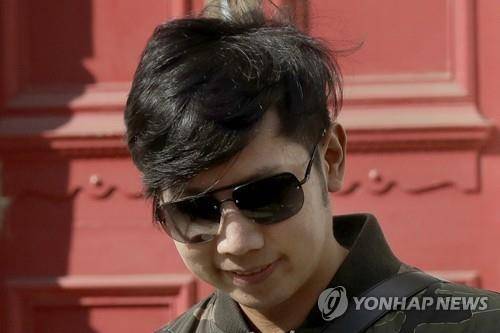 해외 도피 중 2017년 런던에서 포착된 레드불 창업주 손자 오라윳 [AP=연합뉴스 자료사진]