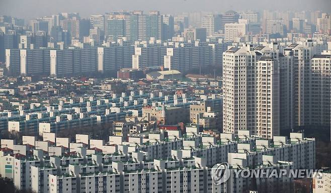 투기과열지구로 지정된 경기도 수원 시내 아파트 단지 모습 [연합뉴스 자료사진]