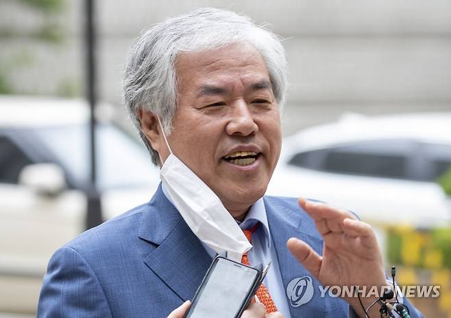 사랑제일교회 전광훈 목사 코로나19 확진 (서울=연합뉴스) 전광훈 사랑제일교회 담임목사가 신종 코로나바이러스 감염증(코로나19) 양성 판정을 받았다. 방역 당국 관계자는 17일 "전 목사가 코로나19 확진자로 판정됐다"고 밝혔다.      사진은 전 목사가 공직선거법 위반 혐의 등으로 기소된 전 목사가 서울중앙지법에서 열린 1심 1차 공판에 출석하는 모습. 2020.8.17 [연합뉴스 자료사진] hkmpooh@yna.co.kr