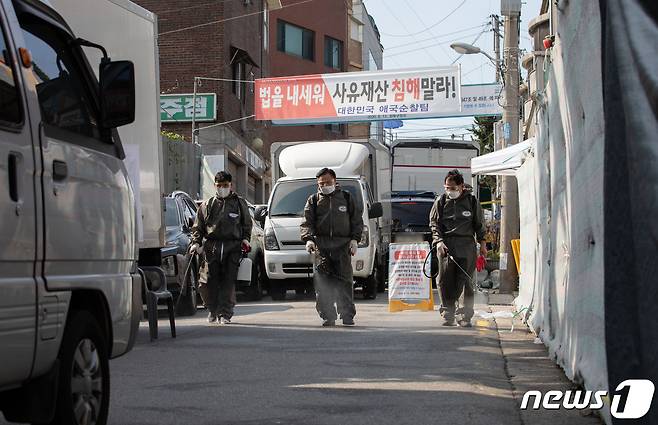 김일영 성북구의회 의장과 새마을지도자협의회 회원들이 17일 오후 서울 성북구 사랑제일교회 인근에서 방역을 하고 있다. 2020.8.17/뉴스1 © News1 이재명 기자