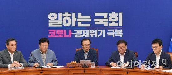 이해찬 더불어민주당 대표(가운데) /윤동주 기자 doso7@