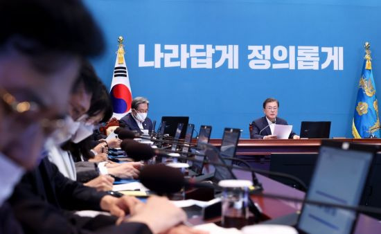 문재인 대통령이 지난 10일 오후 청와대에서 수석·보좌관 회의를 주재하고 있다. [이미지출처=연합뉴스]