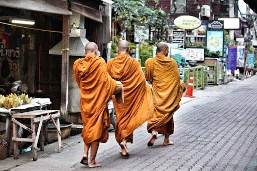 남방불교인 태국 스님들이 아침에 줄지어서 탁발을 나서고 있다. 탁발로 구한 음식은 분별심 없이 먹어야 한다. [중앙포토]