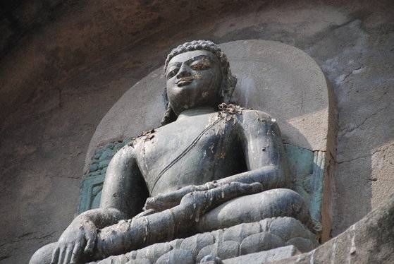 인도 보드가야 대탑의 옆면에 새겨져 있는 붓다의 조각상. 가부좌는 고대 인도 요가의 자세다. 보드가야=백성호 기자