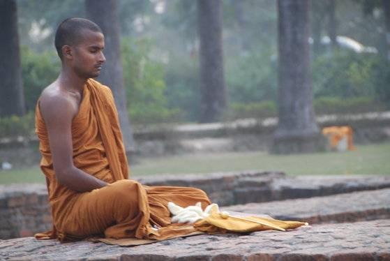 붓다가 열반하자 인도 북부의 쿠시나가르에서 다비식이 열렸다. 그 유적지를 찾은 스리랑카 출신의 한 수행자가 명상에 잠겨 있다. 세계 각국에서 온 순례객들이 그 앞에서 좌선하며 삶과 죽음의 이치를 물었다. 쿠시나가르=백성호 기자