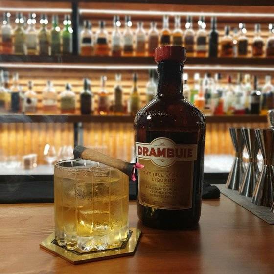 위스키 리큐르 드람뷔와 칵테일 러스티 네일. [사진 GlenVenie Bar]