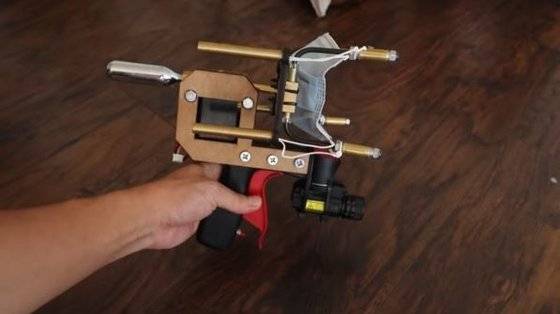 앨런 팬이 발명한 마스크 총. [유튜브 캡처]